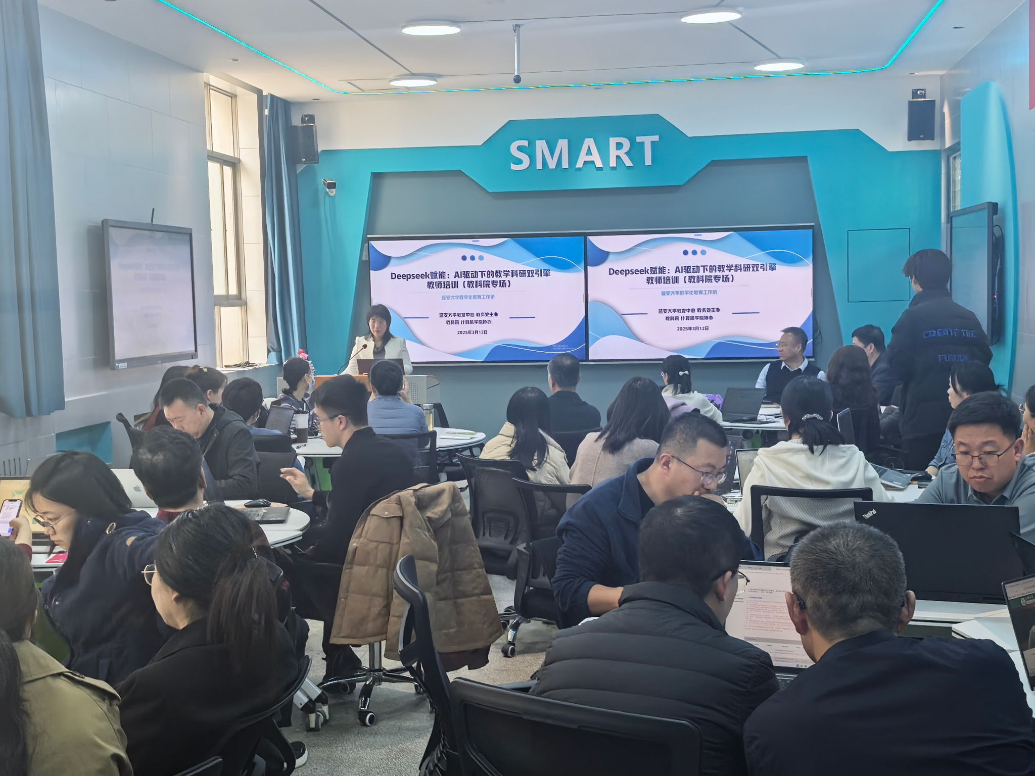 91制片厂
举办AI赋能教师教学科研能力培训会