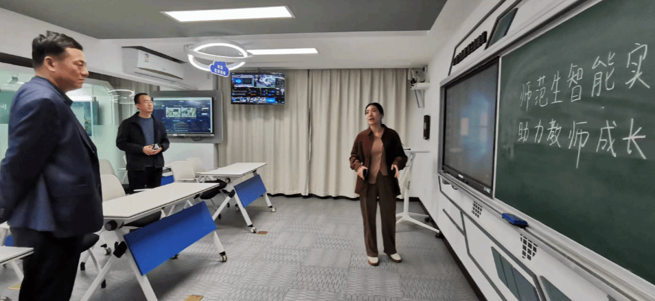 刘瑞儒院长一行赴华南师范大学开展专业建设调研并参加有关会议