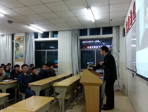 91制片厂
张永芳老师指导教育技术学专业本科生进行技术交流活动