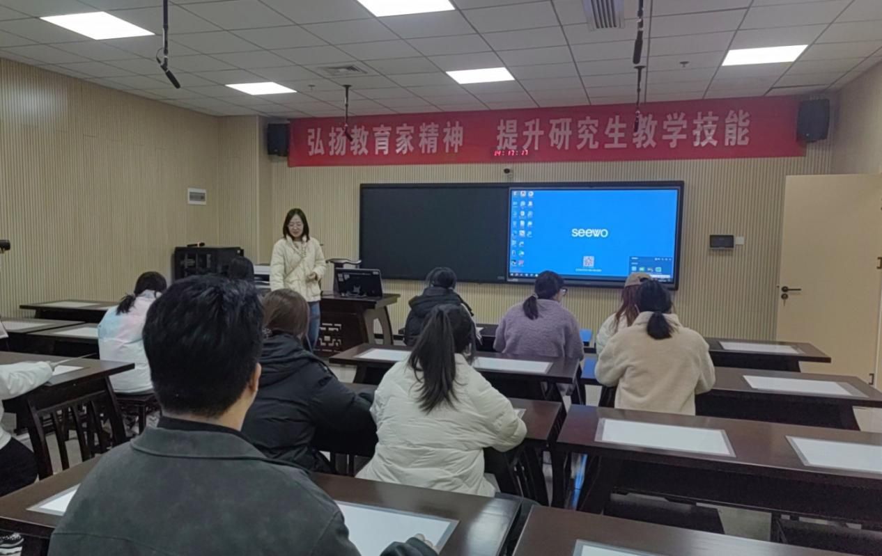 教育信息技术系开展实验室开放日活动